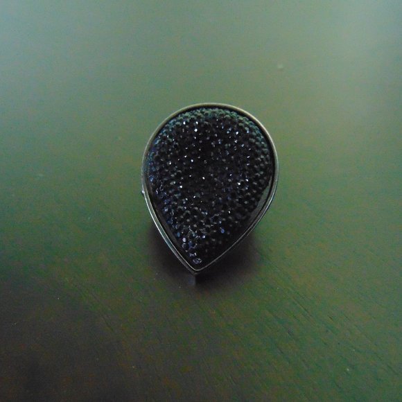 Costume Jewelry- heart ring-black - Picture 2 of 12